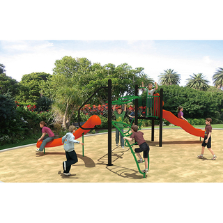 Parque infantil de escalada com rede de corda ao ar livre com slides para treinamento físico