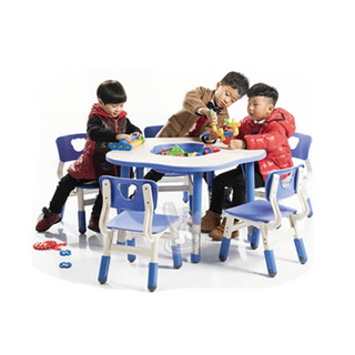 Móveis infantis, mesas e cadeiras internas para o jardim de infância